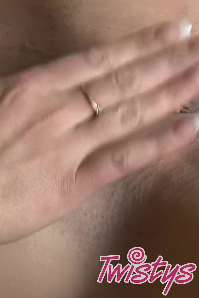 Uma Meet Orgasm - Screenshot 1 of 4 - Brown Hair