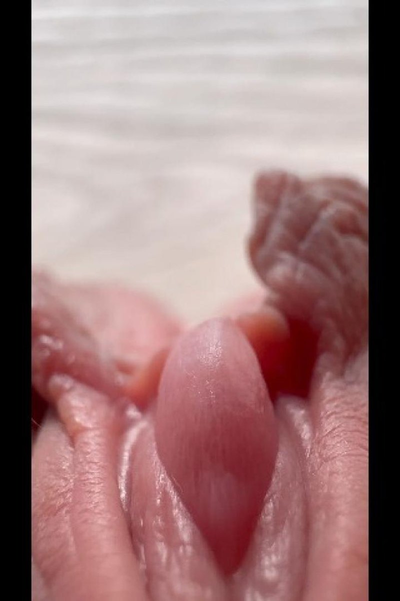Clit Extremely Close Up - Screenshot 1 of 4 - Clit