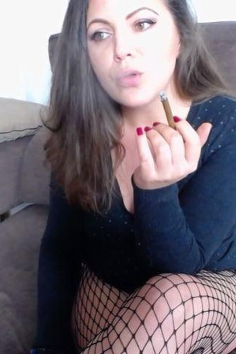 Brown Cigarette Test - Screenshot 1 of 4 - Brown Hair