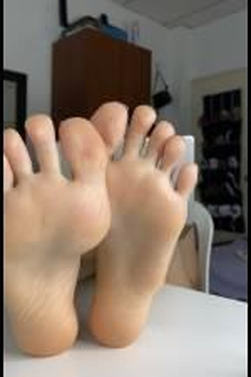 Ignoring You - Screenshot 1 of 4 - Foot Fetish
