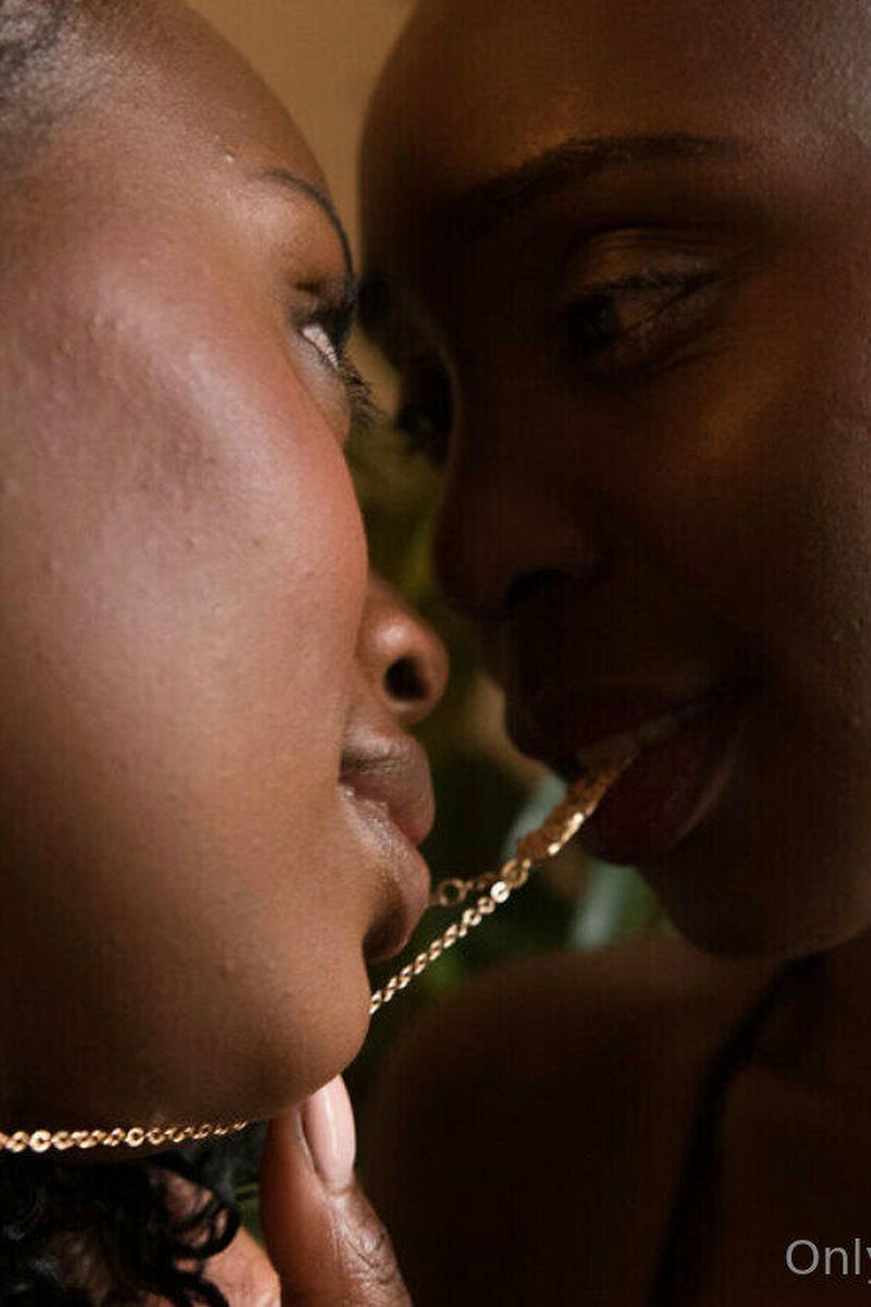 My First Gg Scene With @Zaawaadi - Screenshot 1 of 4 - Lesbian