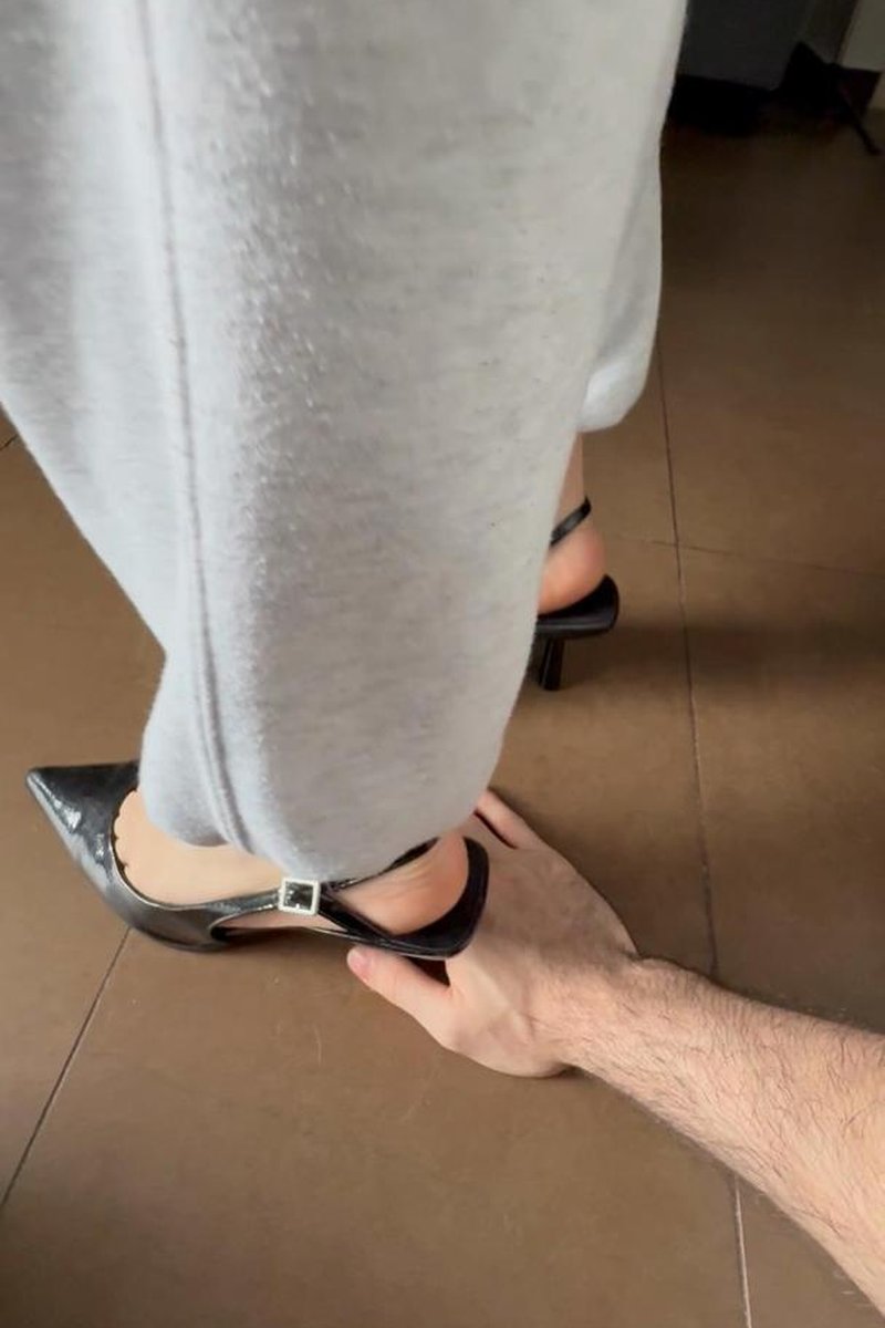 Trample Hand Heels - Screenshot 1 of 4 - Femdom