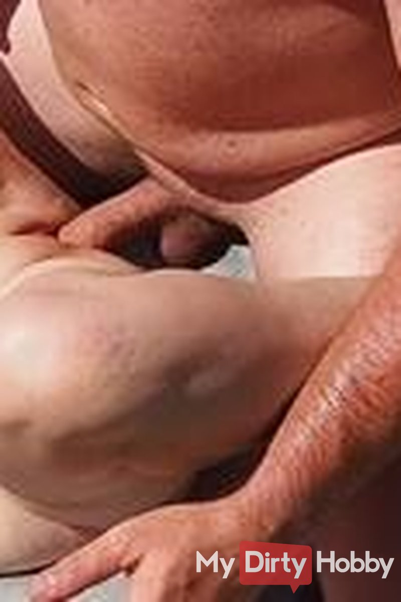 Disturbed While Sunbathing...! - Screenshot 1 of 4 - Trachtenpaerchen82