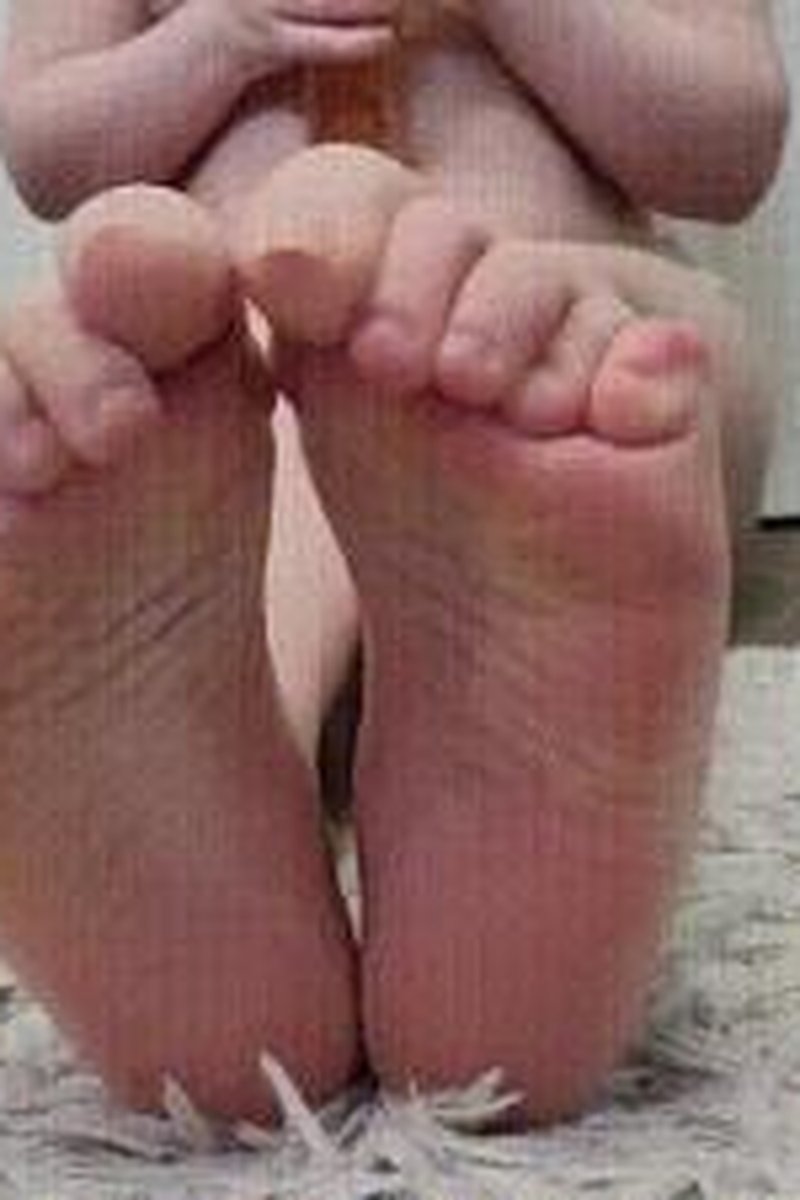 Oiling Spread Toes - Screenshot 1 of 4 - Foot Fetish