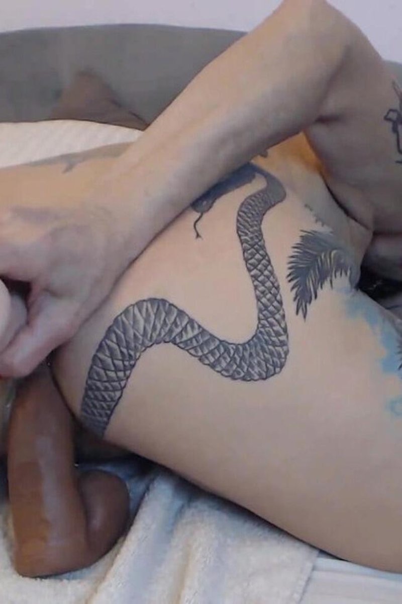 Airtight - Screenshot 1 of 4 - MILF (30+)
