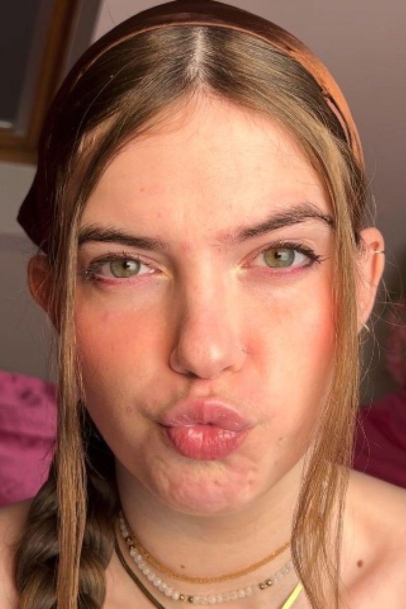 Closeup Kissy Lips - Screenshot 1 of 4 - Close Up