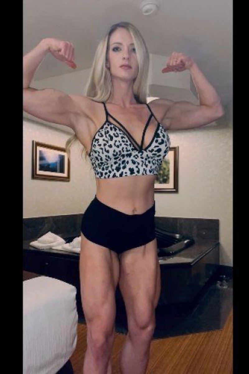 Late Night Flex - Screenshot 1 of 4 - Big Tits
