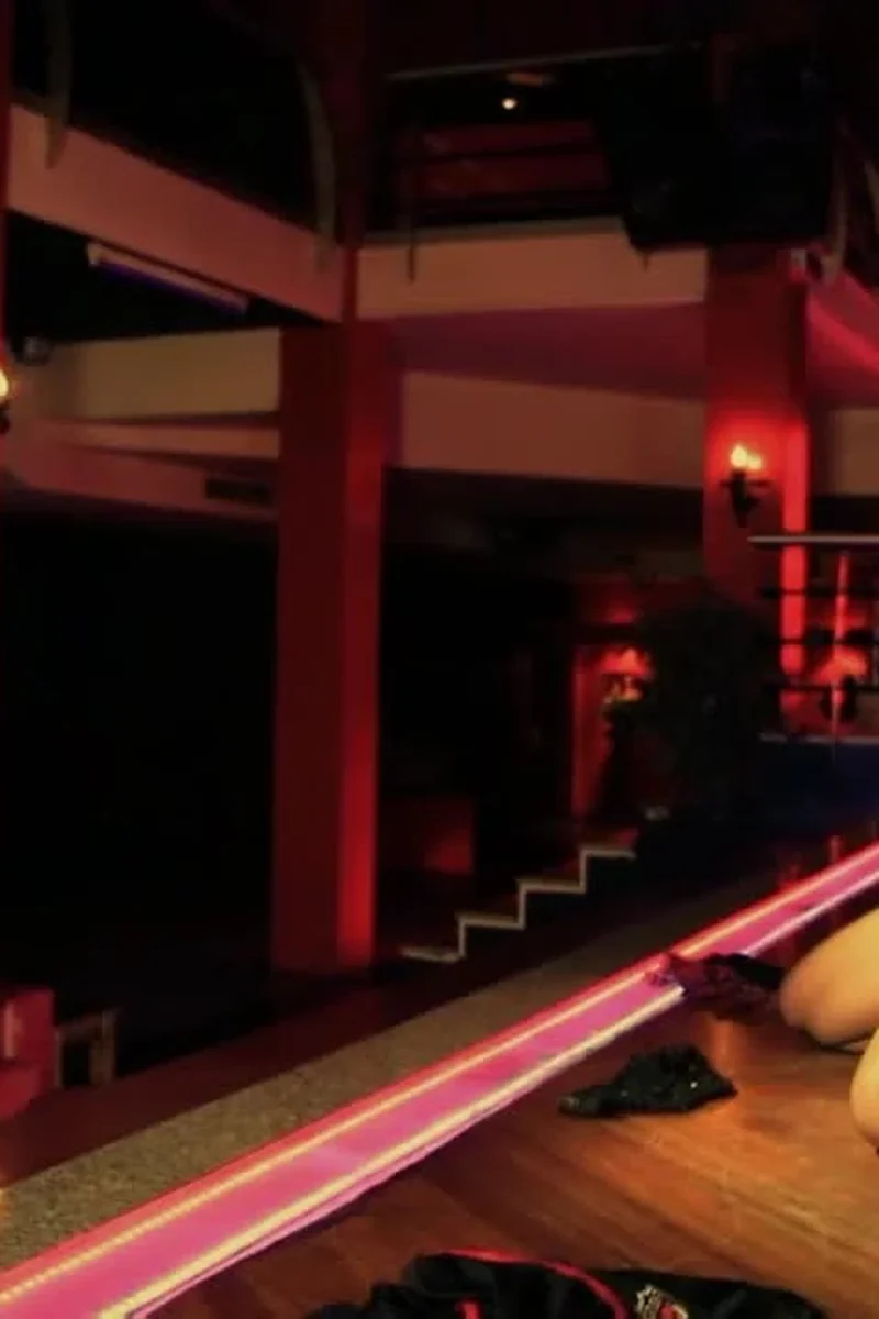 Private Dance Thick Latina on Stage - Screenshot 1 of 4 - BBW