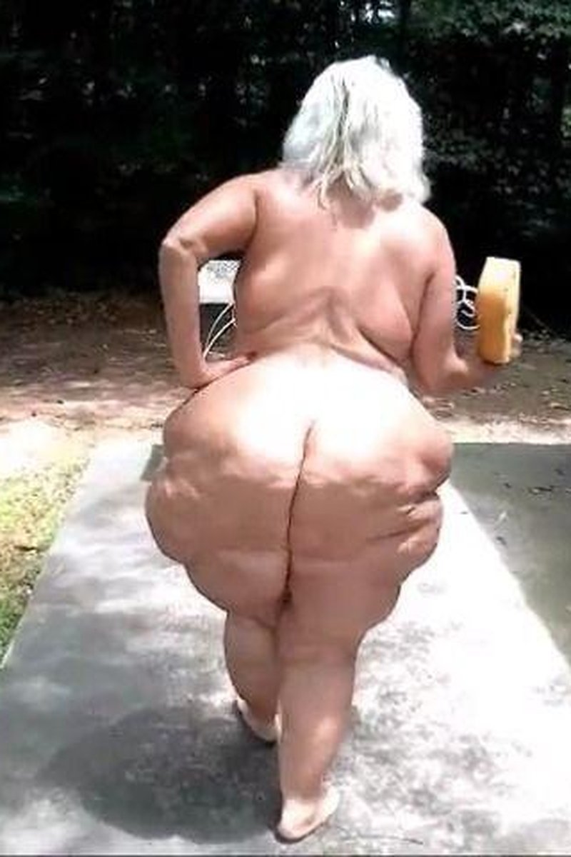 Outside Sponge Play - Screenshot 1 of 4 - Public Nudity