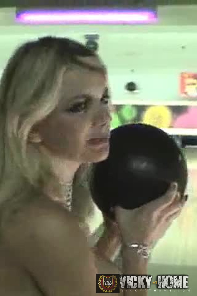 Bowling - Screenshot 1 of 4 - Behind The Scenes