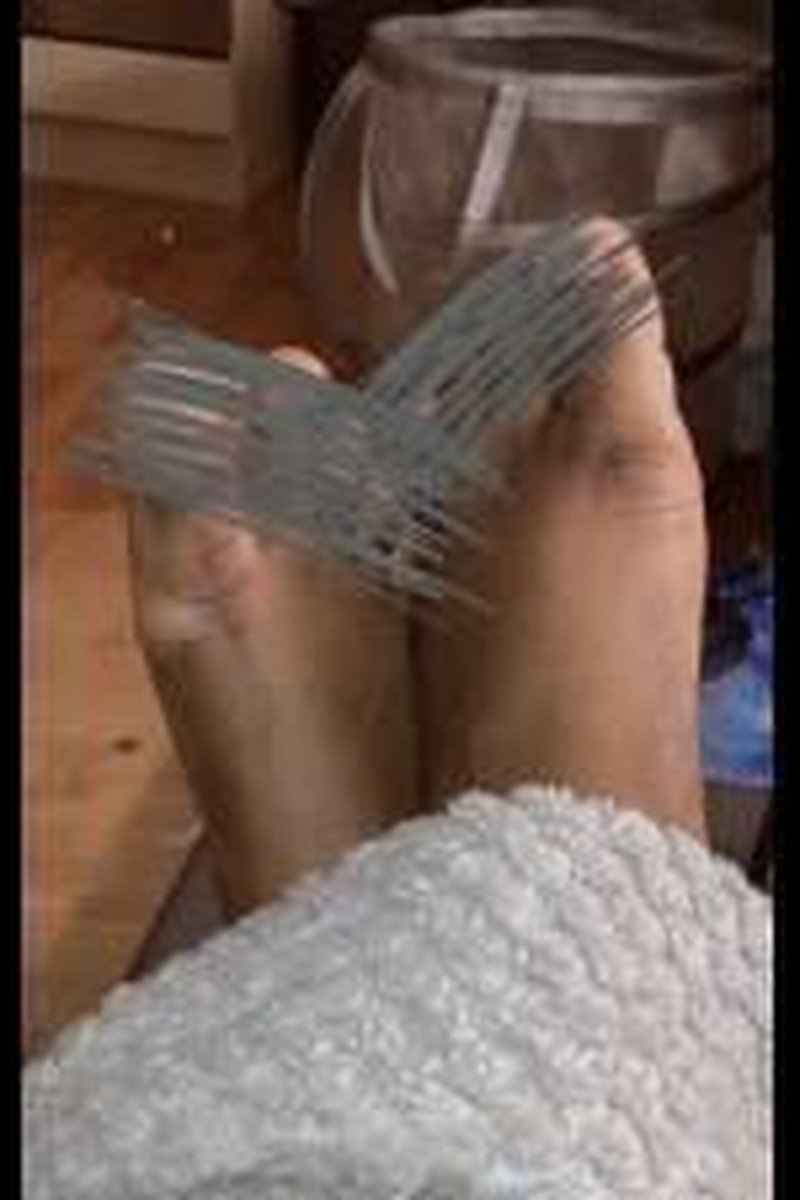 Ebony Toe Cracking - Screenshot 1 of 4 - Foot Fetish