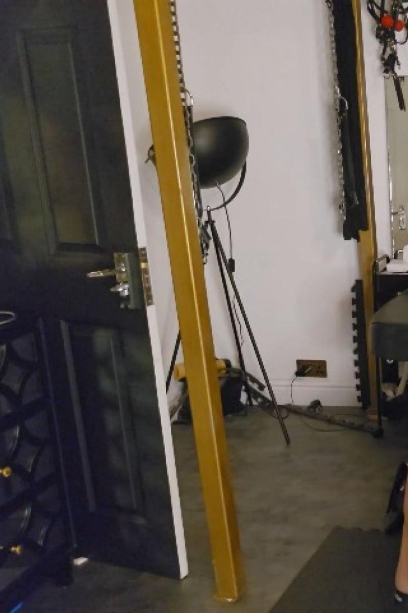 Useless Foot Slave - Screenshot 1 of 4 - Domination