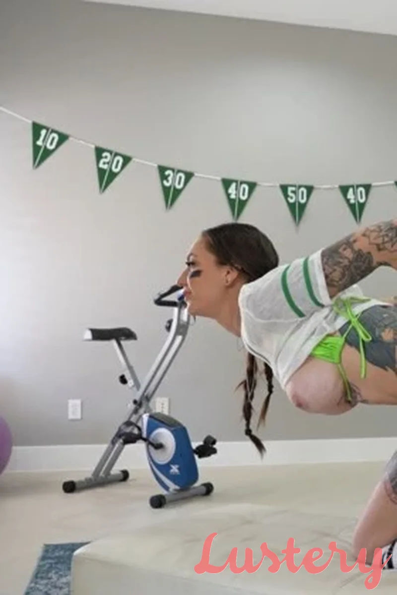 Tight End Split Wide - Screenshot 1 of 4 - All Sex