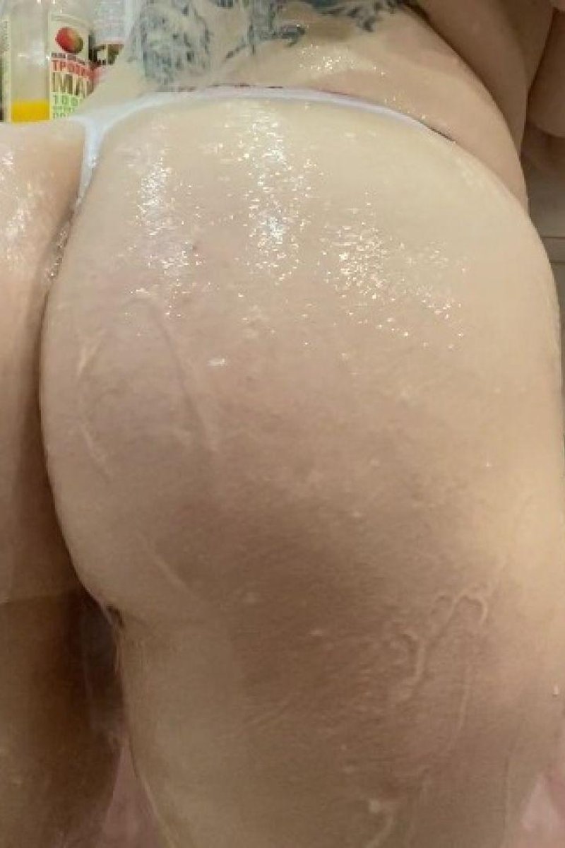 Having Bath - Screenshot 1 of 4 - Ass Fetish