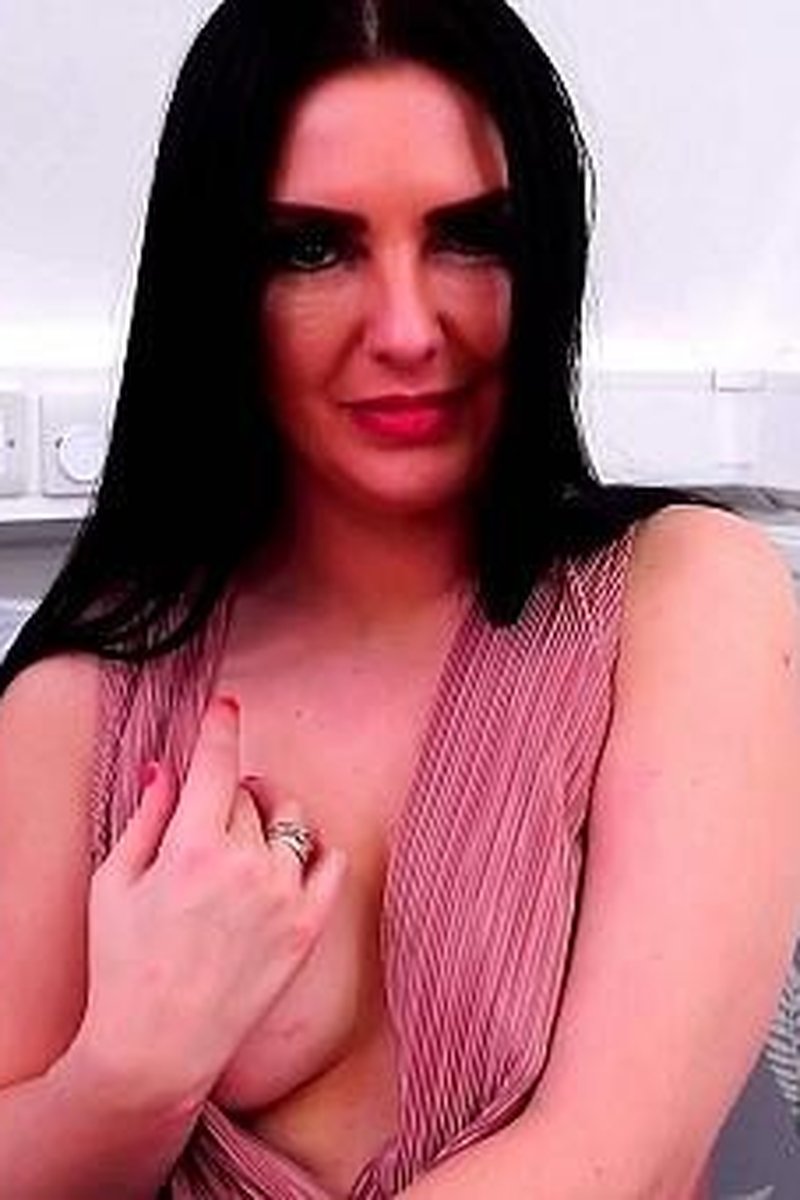 Roxee - Screenshot 1 of 4 - Downblouse