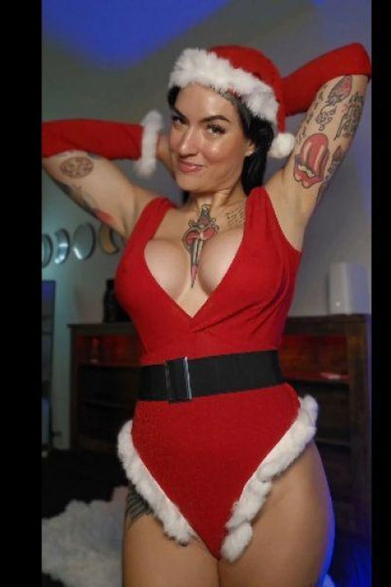 Xmas Striptease - Screenshot 1 of 4 - Alternative Girl