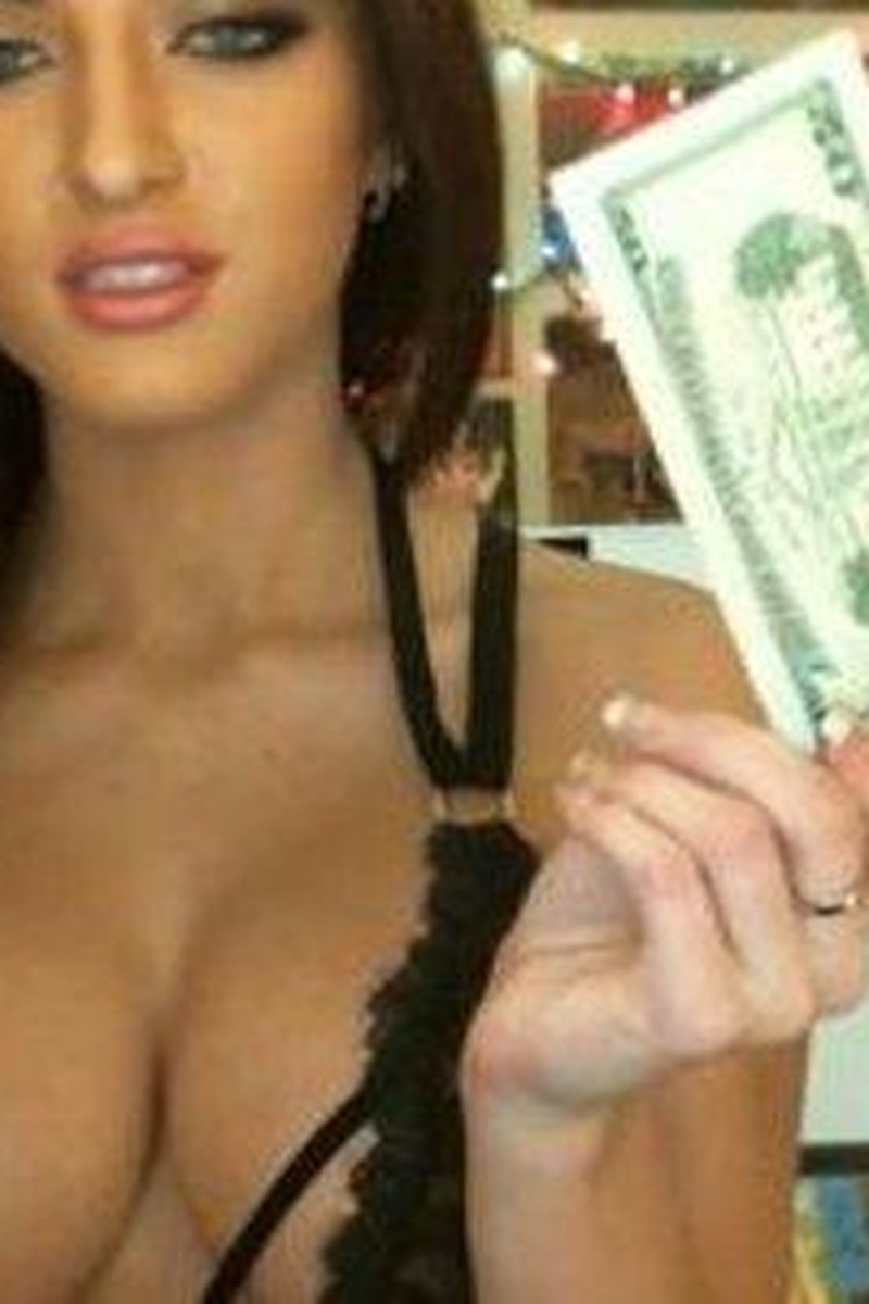 My Generous Pay Puppet - Screenshot 1 of 4 - Bitch