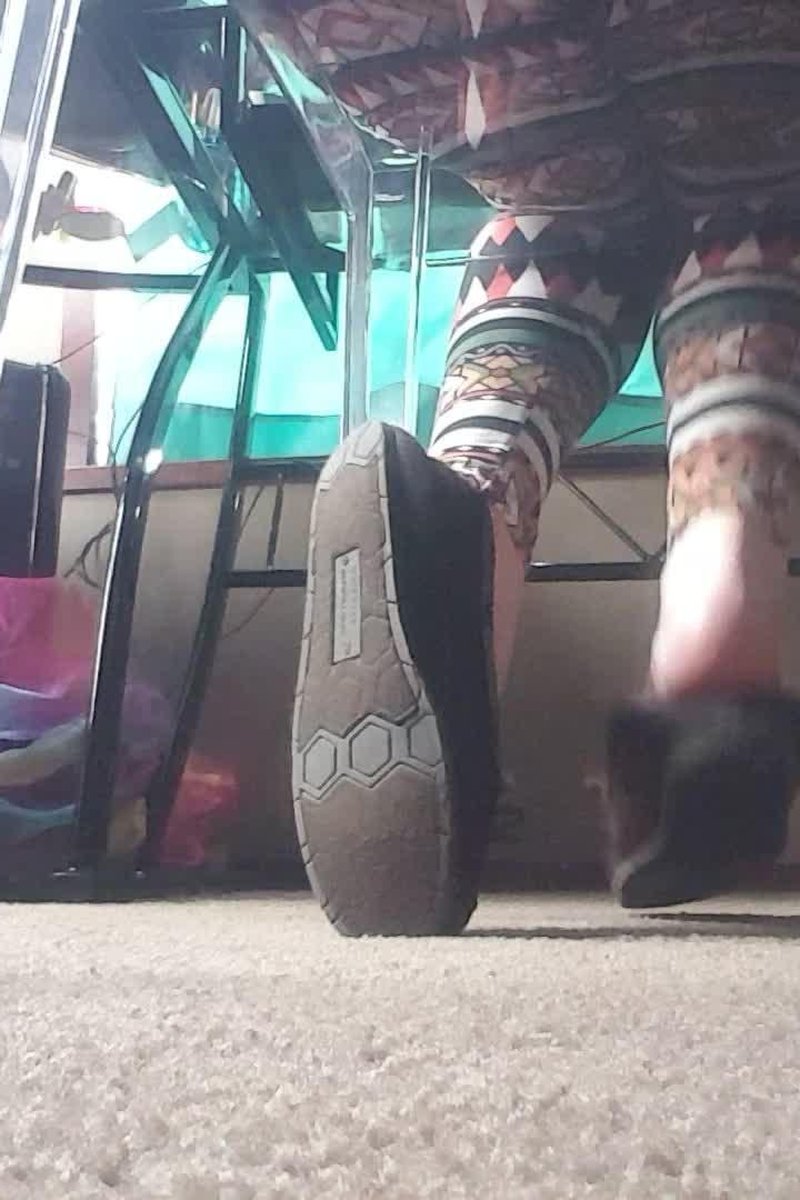 Flat Dangle - Screenshot 1 of 4 - Foot Fetish