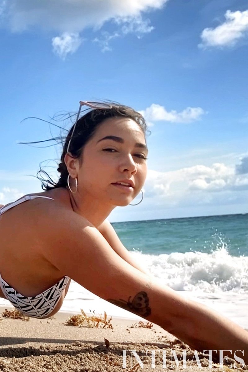 Beachside with Karlee - Screenshot 1 of 4 - Solo