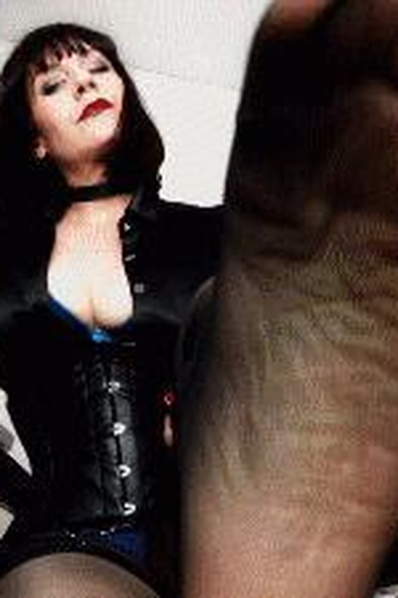 Foot Boss - Screenshot 1 of 4 - Femdom
