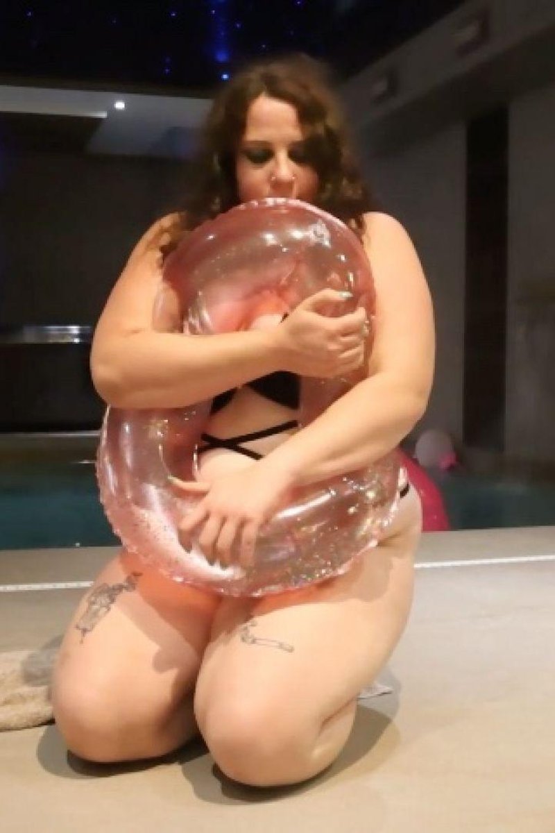 Inflate/Deflate Poolside - Screenshot 1 of 4 - BBW