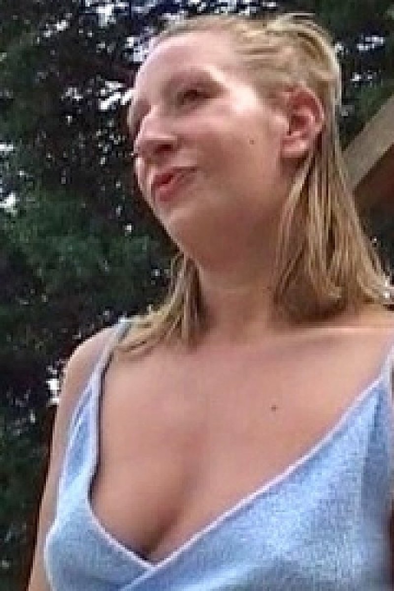 This Blonde Whore Puts Out Without A Condom - Screenshot 1 of 4 - Blond Hair
