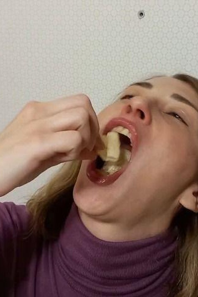 Burping While Having Beeer And Chips - Screenshot 1 of 4 - Chewing