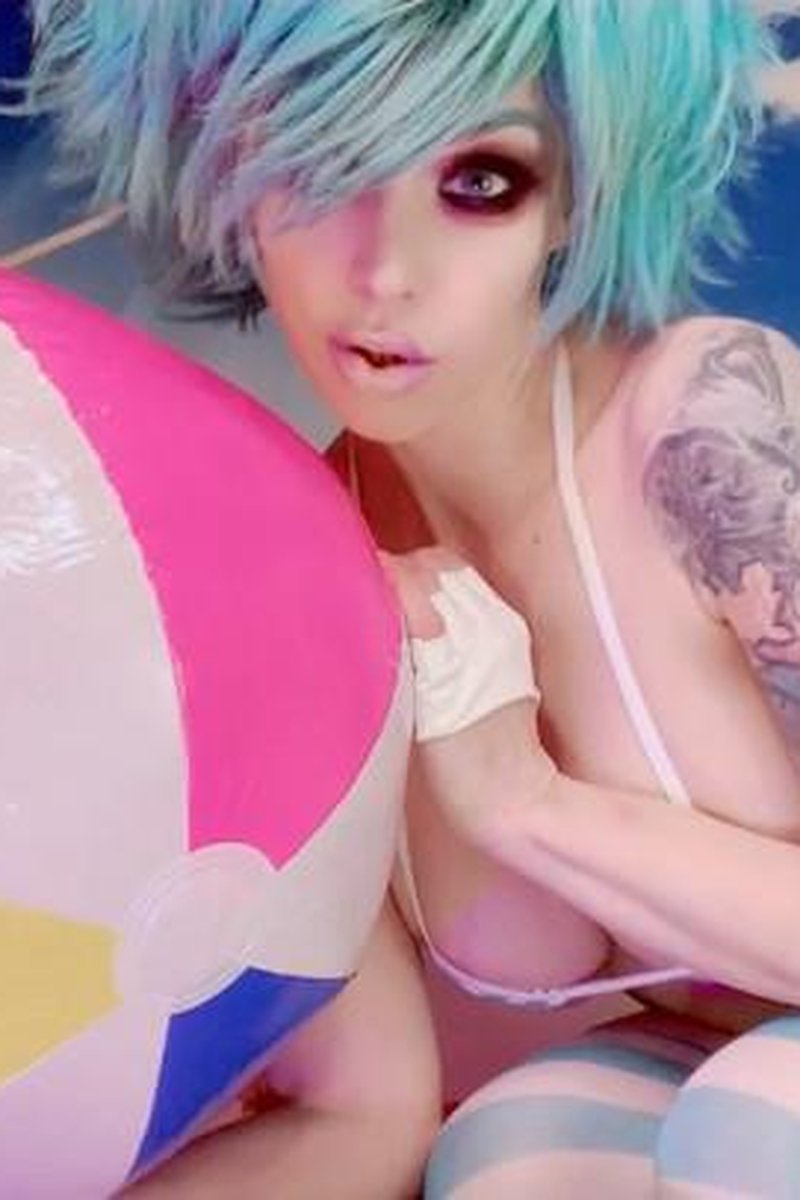 Beach Time - Screenshot 1 of 4 - Babes