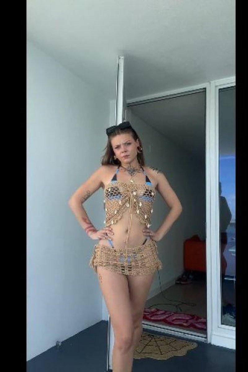 Beach Babe - Screenshot 1 of 4 - Alternative Girl