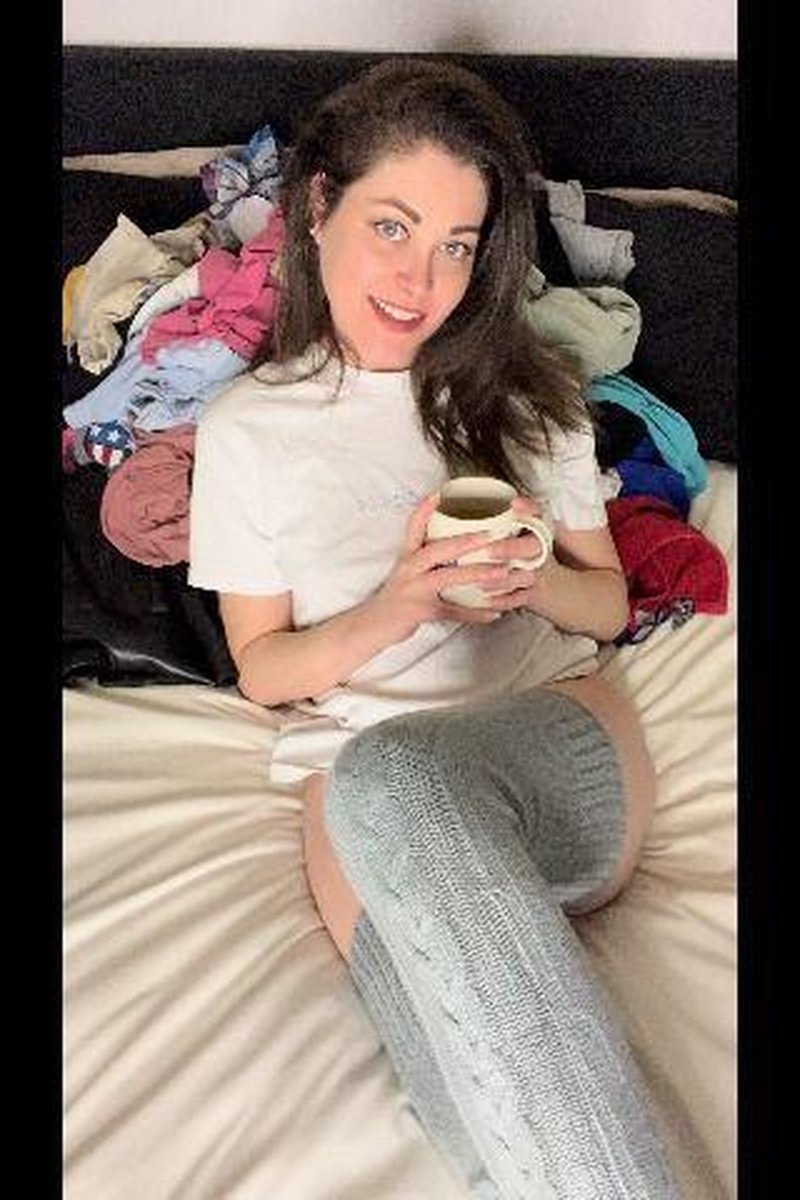 Folding Laundry - Screenshot 1 of 4 - Brown Hair