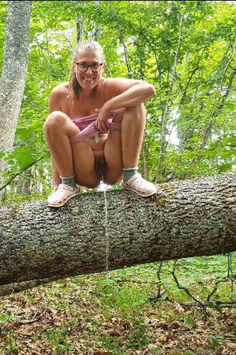 Outdoor Peeing From A Tree - Screenshot 1 of 4 - Blonde Hair (Female)