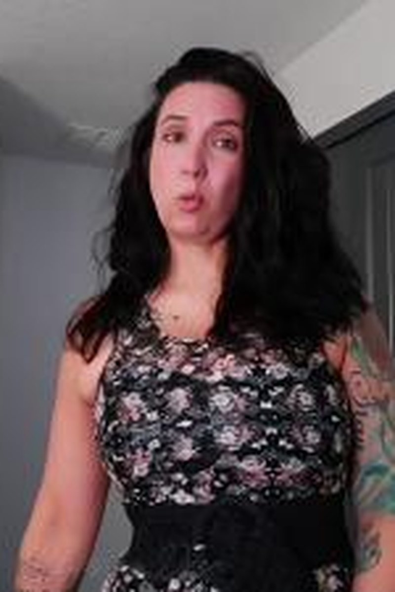 Cuck Bitch - Screenshot 1 of 4 - Bisexual