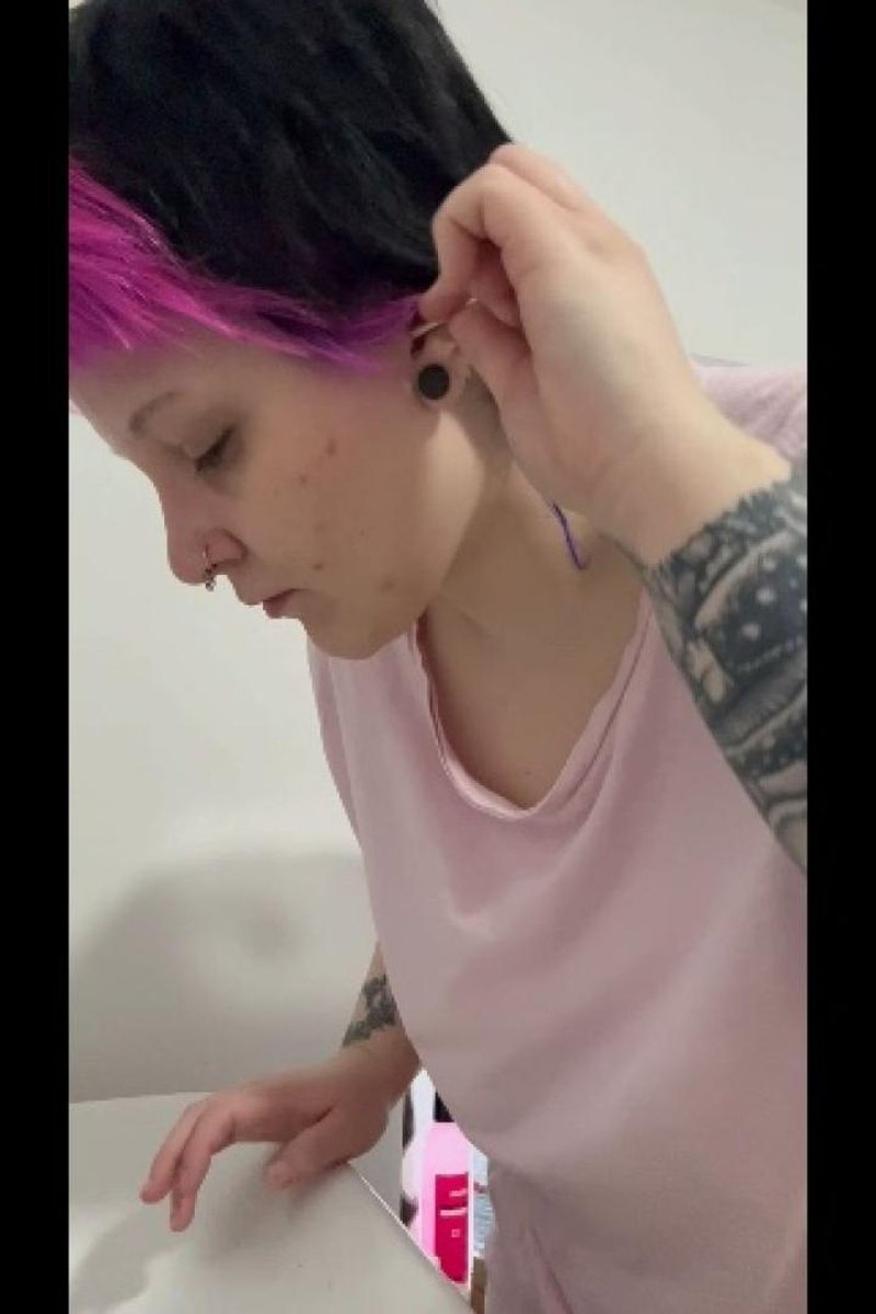 Ear Cleaning - Screenshot 1 of 4 - Cleaning