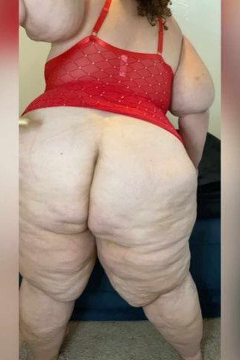 BBW Striptease W/ Oil - Screenshot 1 of 4 - BBW