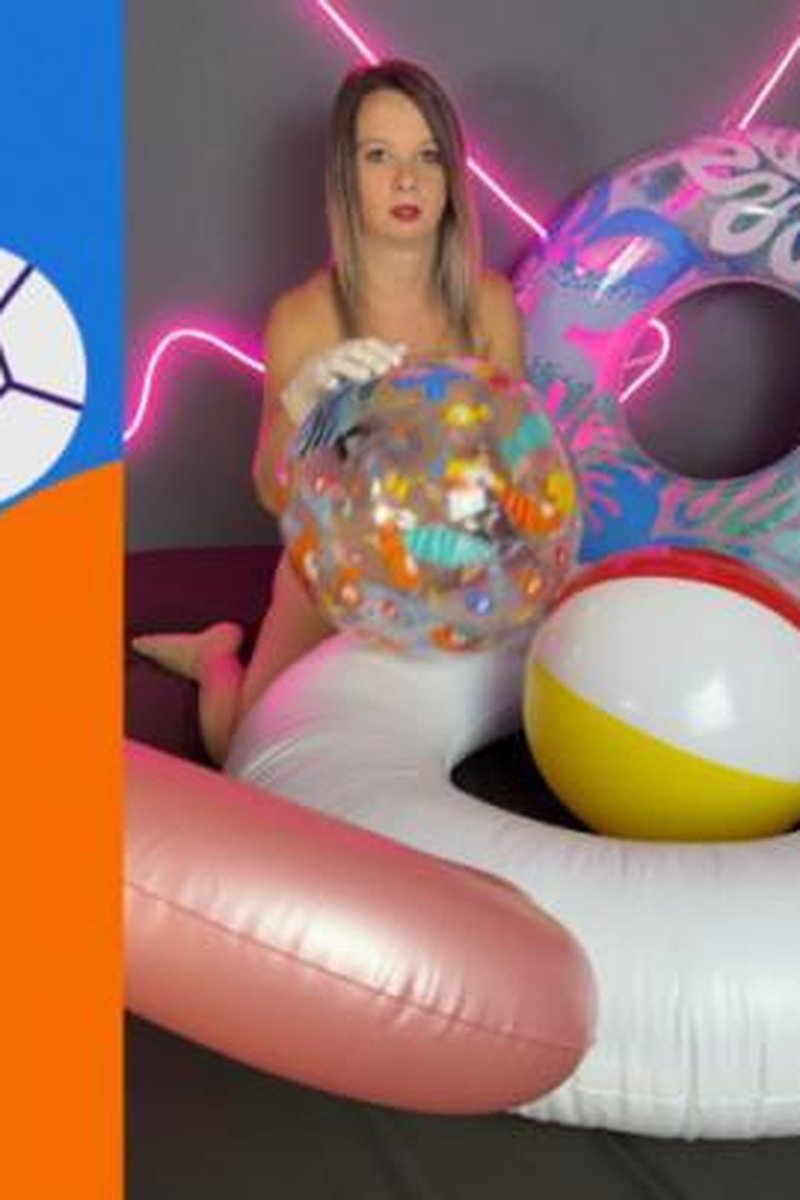 Inflatables Playing - Screenshot 1 of 4 - Beach Balls