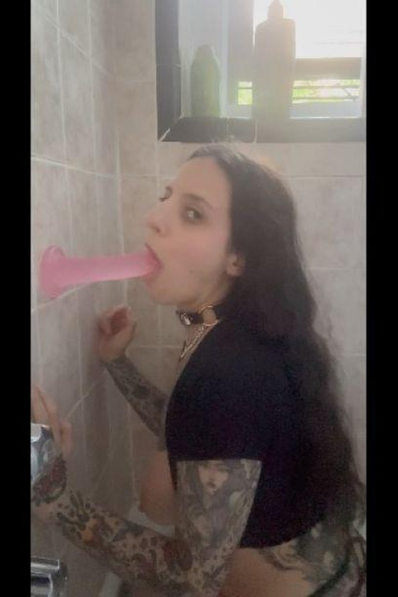 Deep Throat Training - Screenshot 1 of 4 - Blowjob