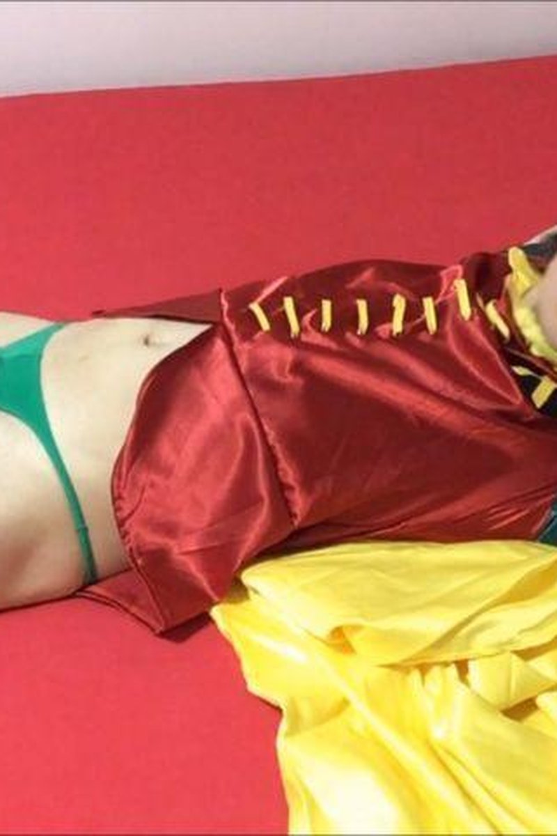 Robin Handcuffed - Screenshot 1 of 4 - BDSM