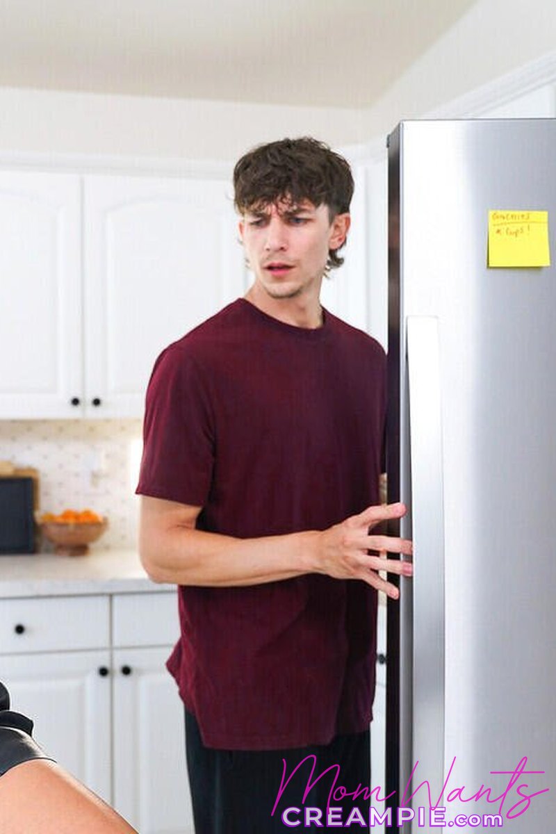 MomWantsCreampie – I Think Stepmom Wants My Banana – S9:E2