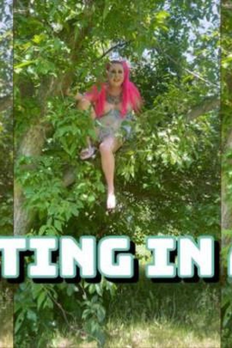 Squirting In A Tree - Screenshot 1 of 4 - Curvy