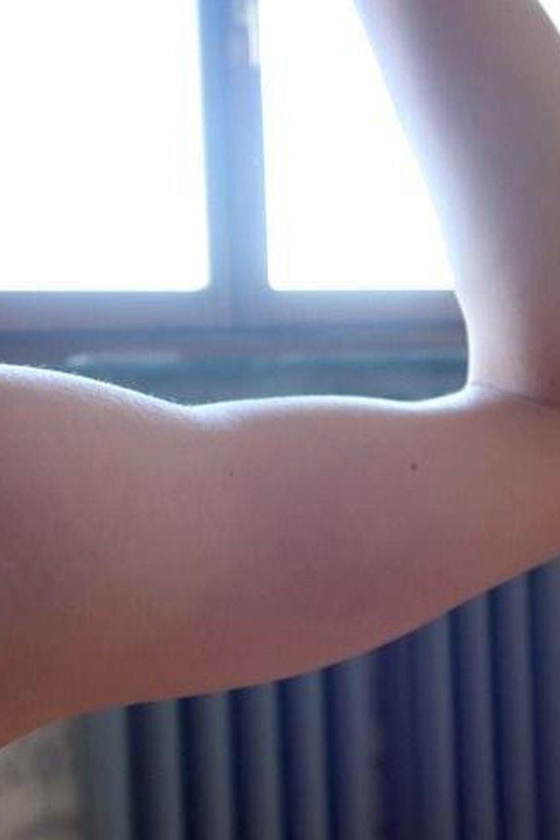 Muscle Flexing As Hard As I Can - Screenshot 1 of 4 - Babes