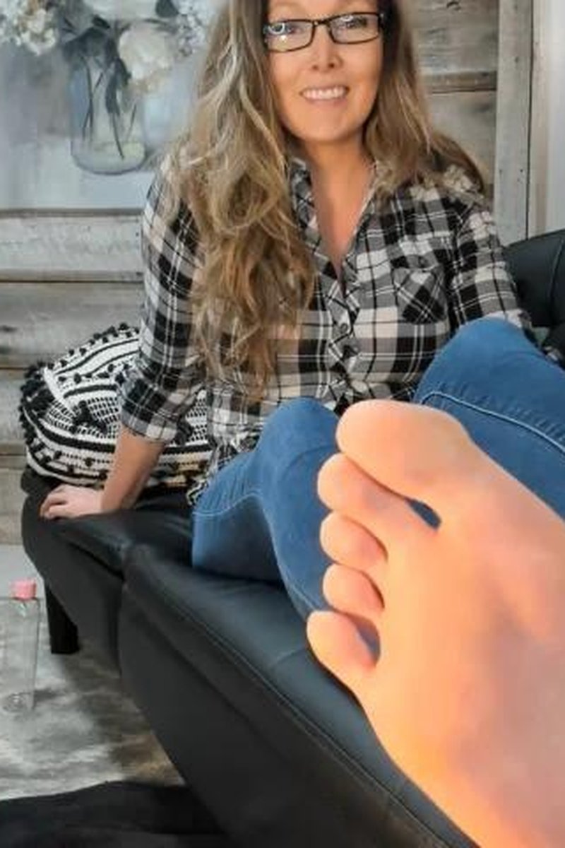 TP-yourvidsdeepthroatdarling-footslave-cuck-cleans-up-cum-from-my-feet-pov