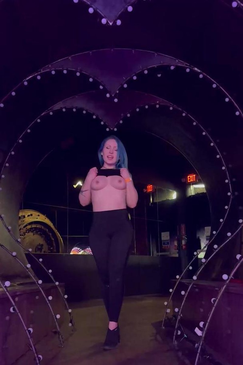 Being Naughty In St. Louis This Weekend - Screenshot 1 of 4 - Flashing
