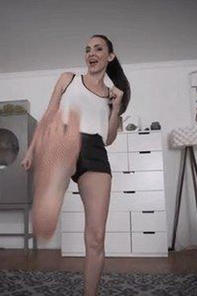 Kicking And Shrinking - Screenshot 1 of 4 - Erotic Magic