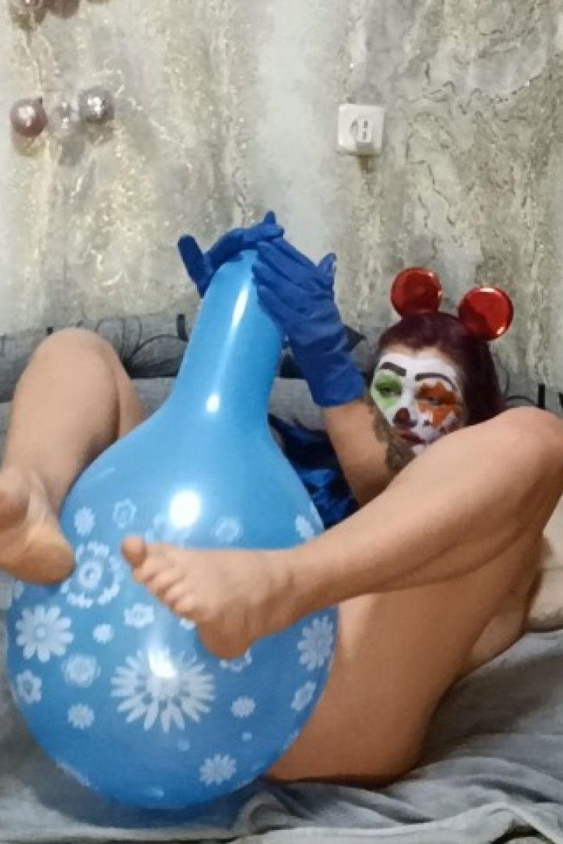 Sexy Clown B2P Balloon - Screenshot 1 of 4 - Cosplay