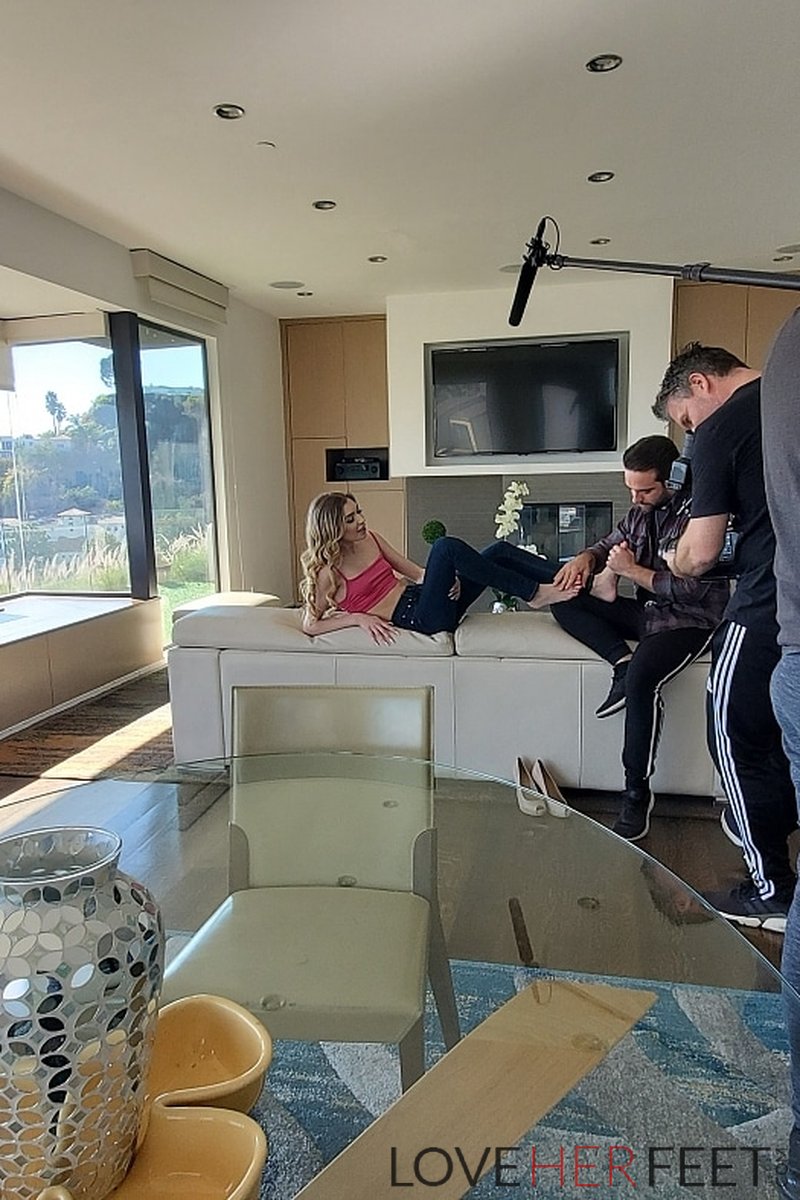 Mackenzie Moss (Behind the Scenes) - Screenshot 1 of 4 - Babes