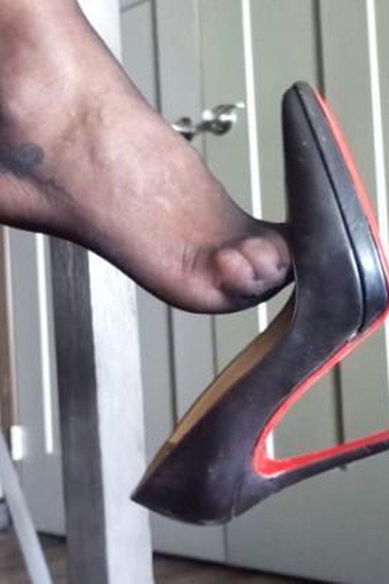 Shoe Dangling - Screenshot 1 of 4 - Sfw