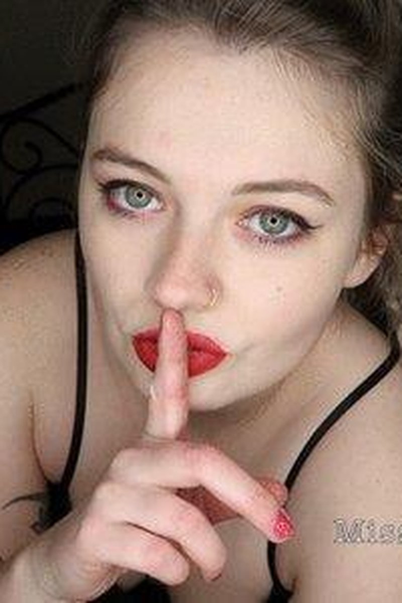 Spit ASMR (Ripoff) - Screenshot 1 of 4 - Blonde Hair (Female)
