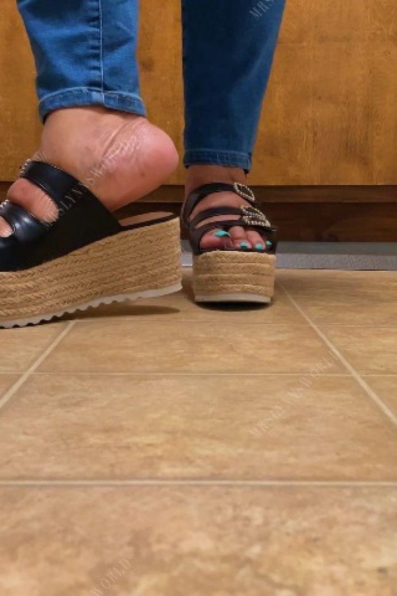Platform Sandals - Screenshot 1 of 4 - Foot Fetish