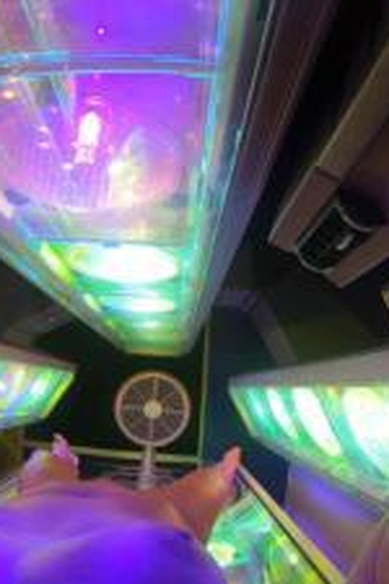 Playing In The Tanning Bed Until I Cum - Screenshot 1 of 4 - Kinky