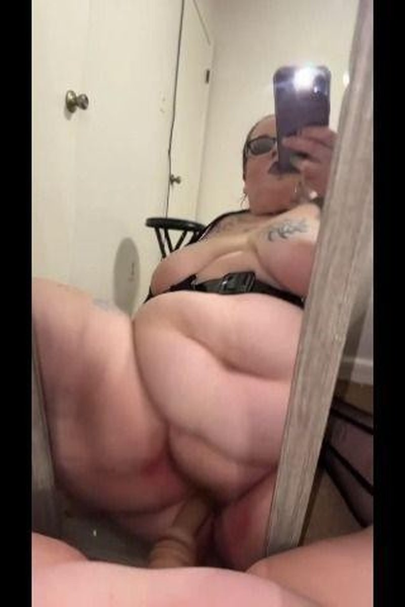 Fucking a Mirror - Screenshot 1 of 4 - BBW
